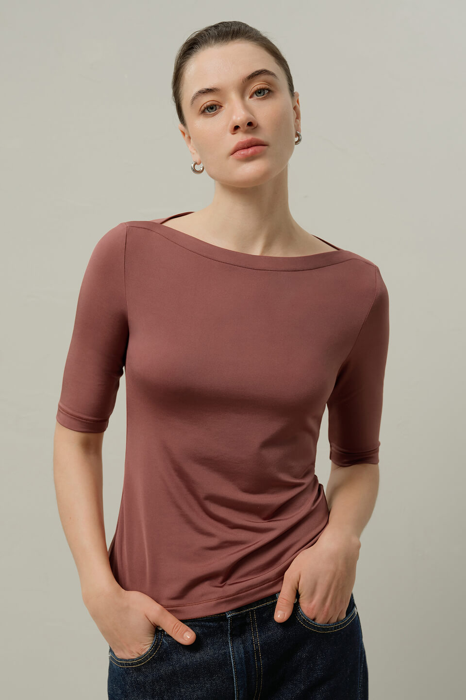 Femme portant un top marron ajusté