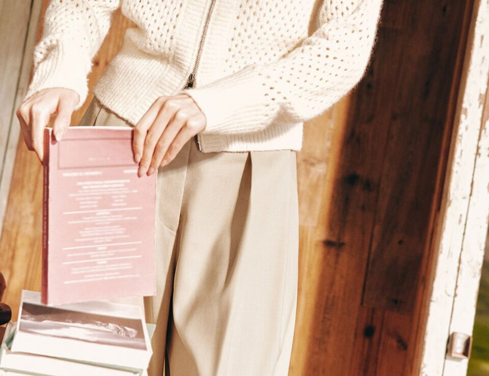 Femme portant une veste en maille crème Lilysilk