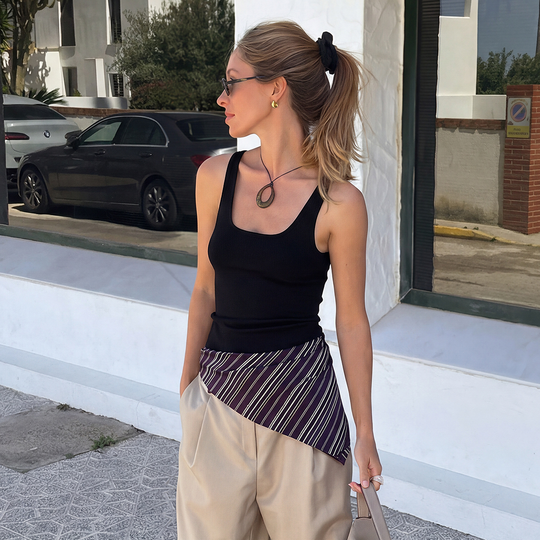 Look estivo con tank in maglia di seta Lilysilk