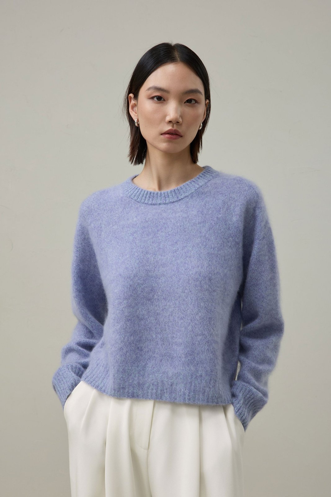 Donna con maglia in cashmere color lilla