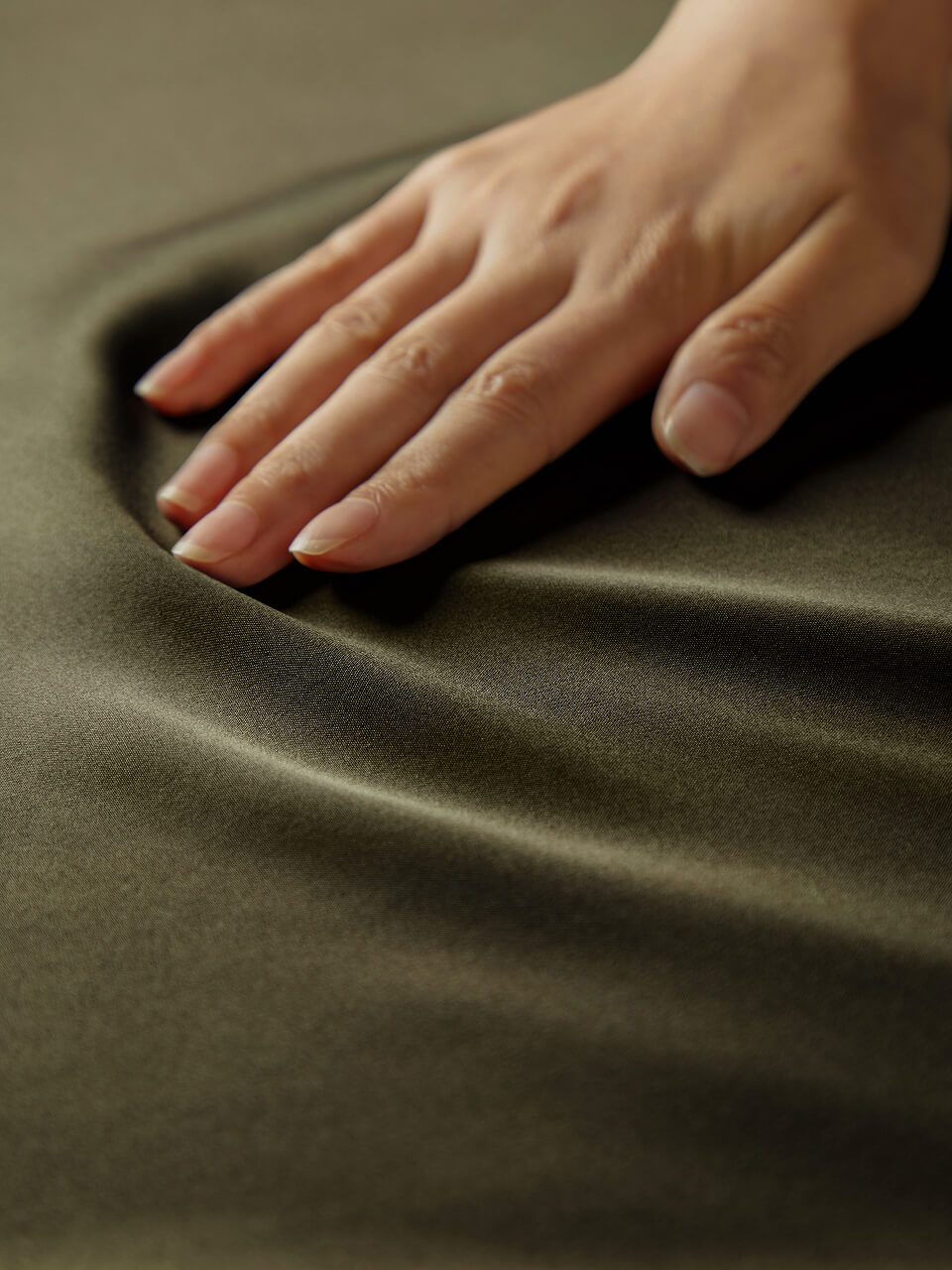 Hand berührt dunklen Lilysilk Stoff
