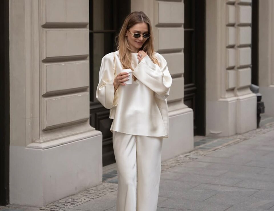Look indossato con pantaloni in seta Lilysilk