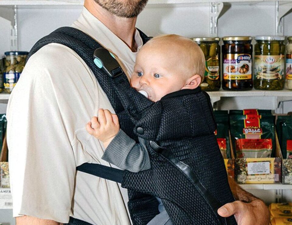 Parent portant un bébé avec le porte-bébé Original vol. 3 Najell