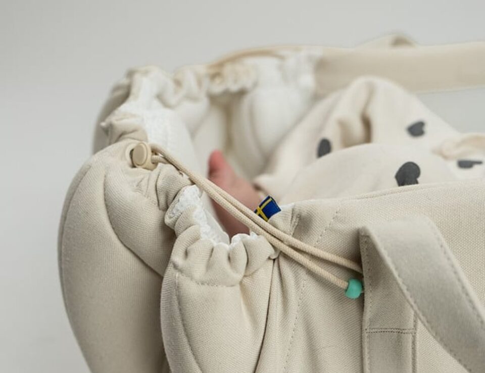 SleepCarrier vol. 5 Najell en beige avoine dans une scène de vie avec bébé