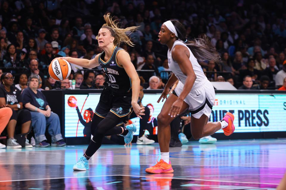 New York Liberty guard driving past a defender during a Barclays Center game