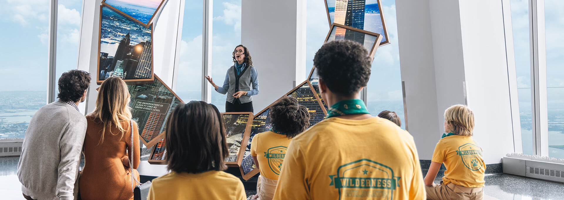 Grupo organizado ante la experiencia de One World Observatory