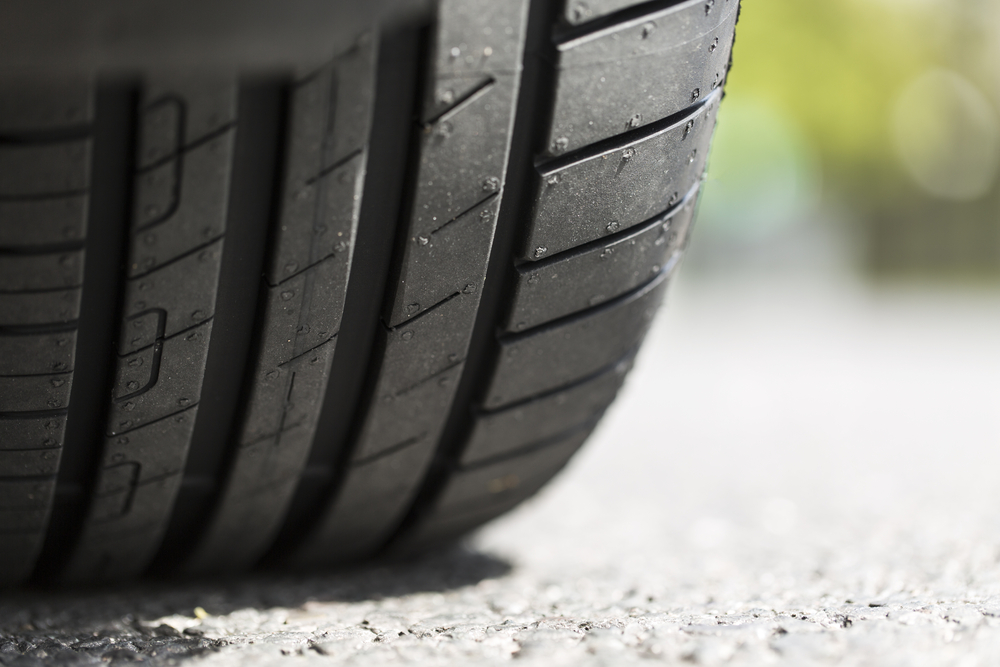 Detailansicht eines Autoreifens mit sichtbarem Profil