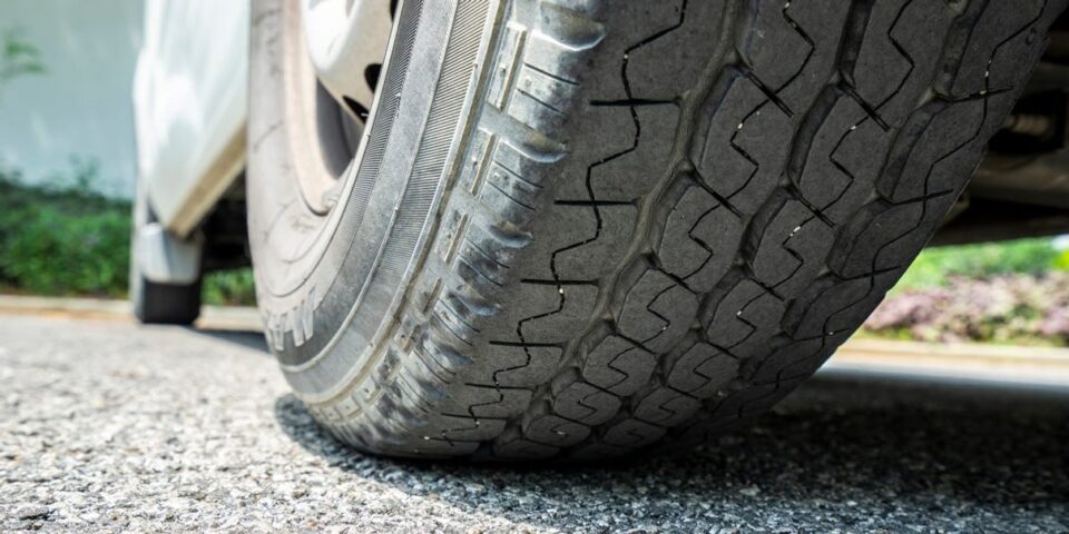 Autoreifen auf einer asphaltierten Straße in Nahaufnahme