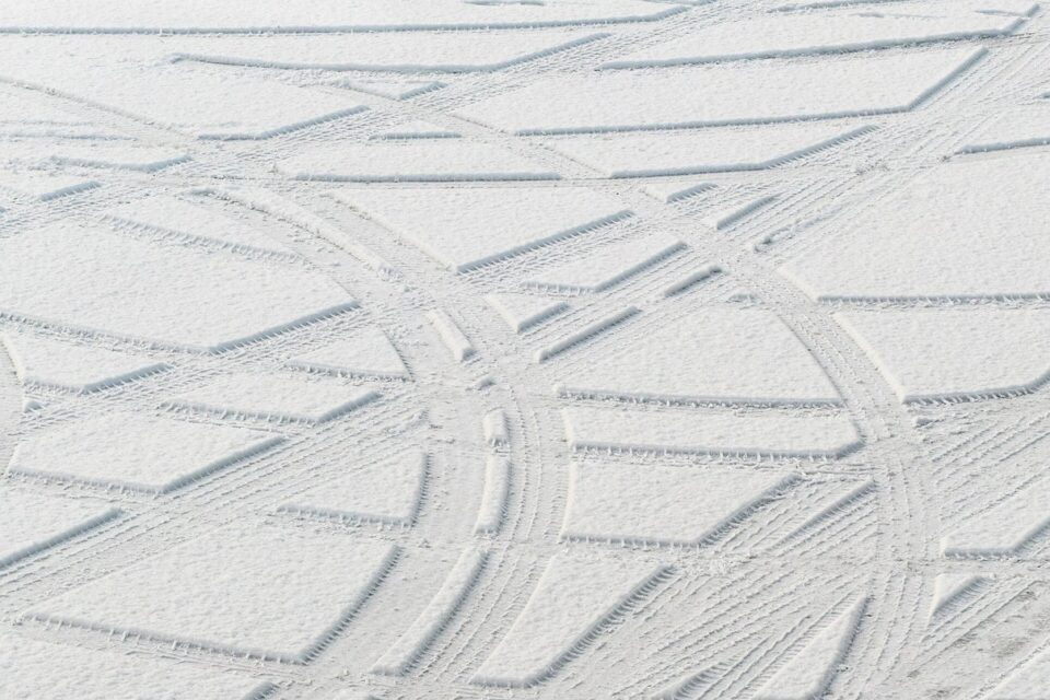 Reifenspuren auf einer verschneiten Straße
