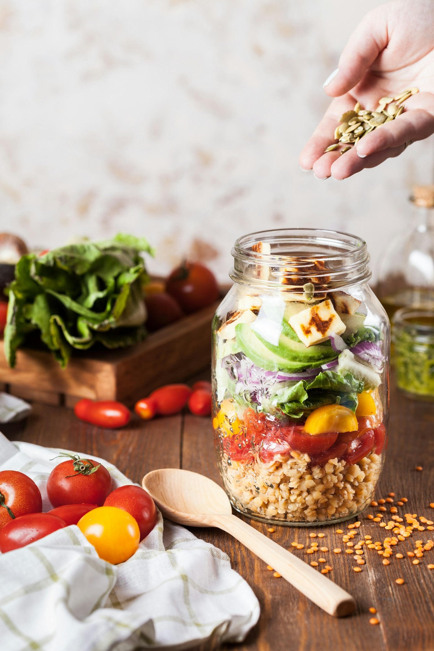 Salade in een glazen pot met verse ingrediënten