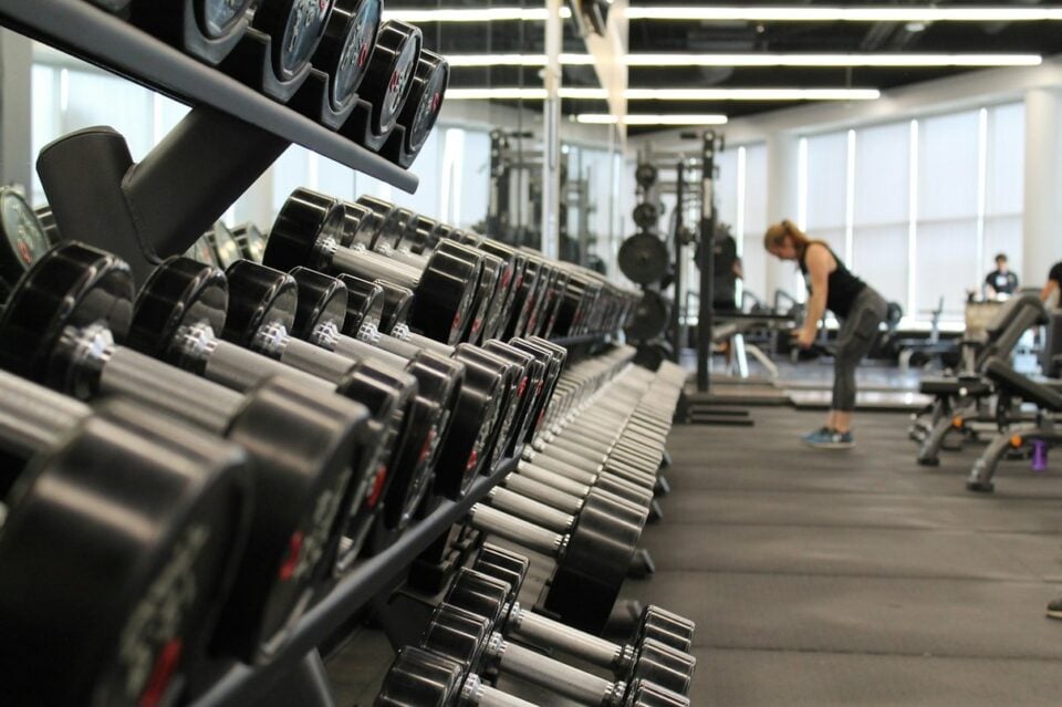 Dumbbells in een fitnessruimte voor een trainingsroutine