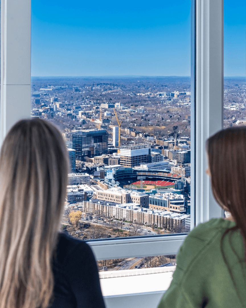 Visiteurs observant la skyline de Boston depuis View Boston