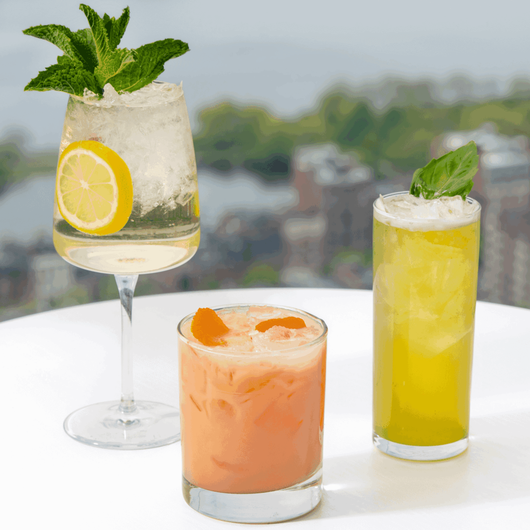 Cocktails servis au bar rooftop Stratus de View Boston