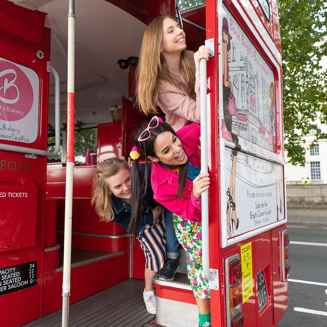 London afternoon tea bus passing city landmarks