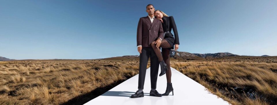 Fashionmodellen dragen Falke beenmode in een buitenlandschap