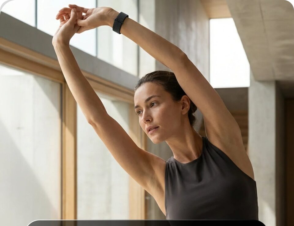 Frau beim Stretching mit einem Wearable am Handgelenk