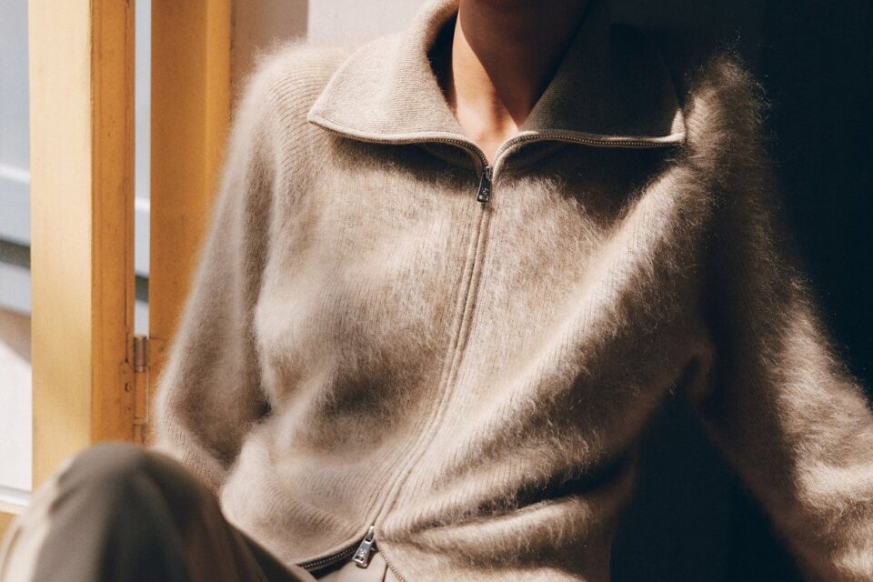 Cardigan Lilysilk en cachemire brossé porté dans une scène de saison