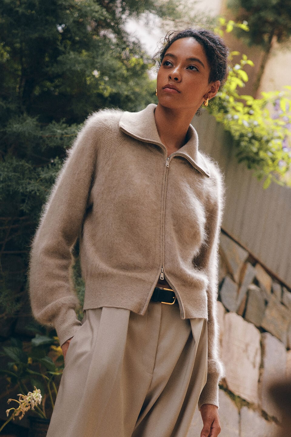 Cardigan zippé en cachemire brossé, photographié sur modèle.