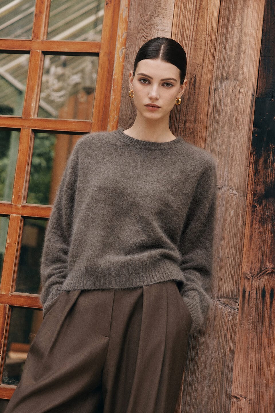 Pull gris en maille porté par un modèle.