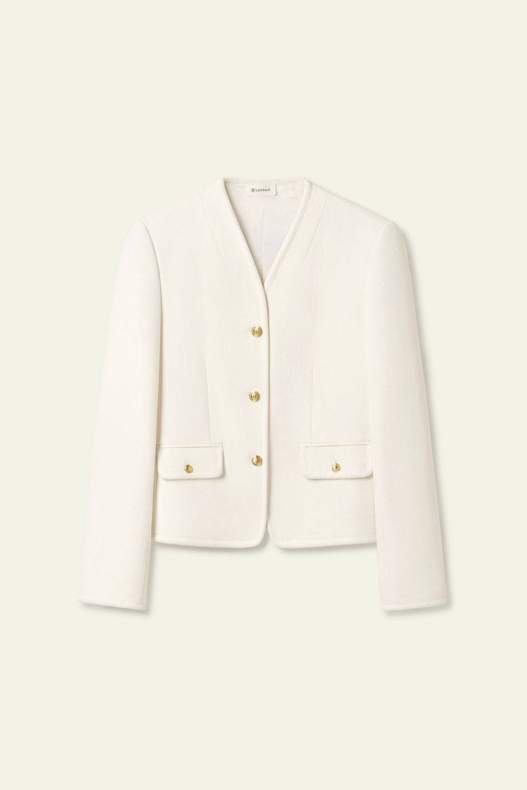 Veste à col courbe Lilysilk montrant sa silhouette en mélange soie-laine