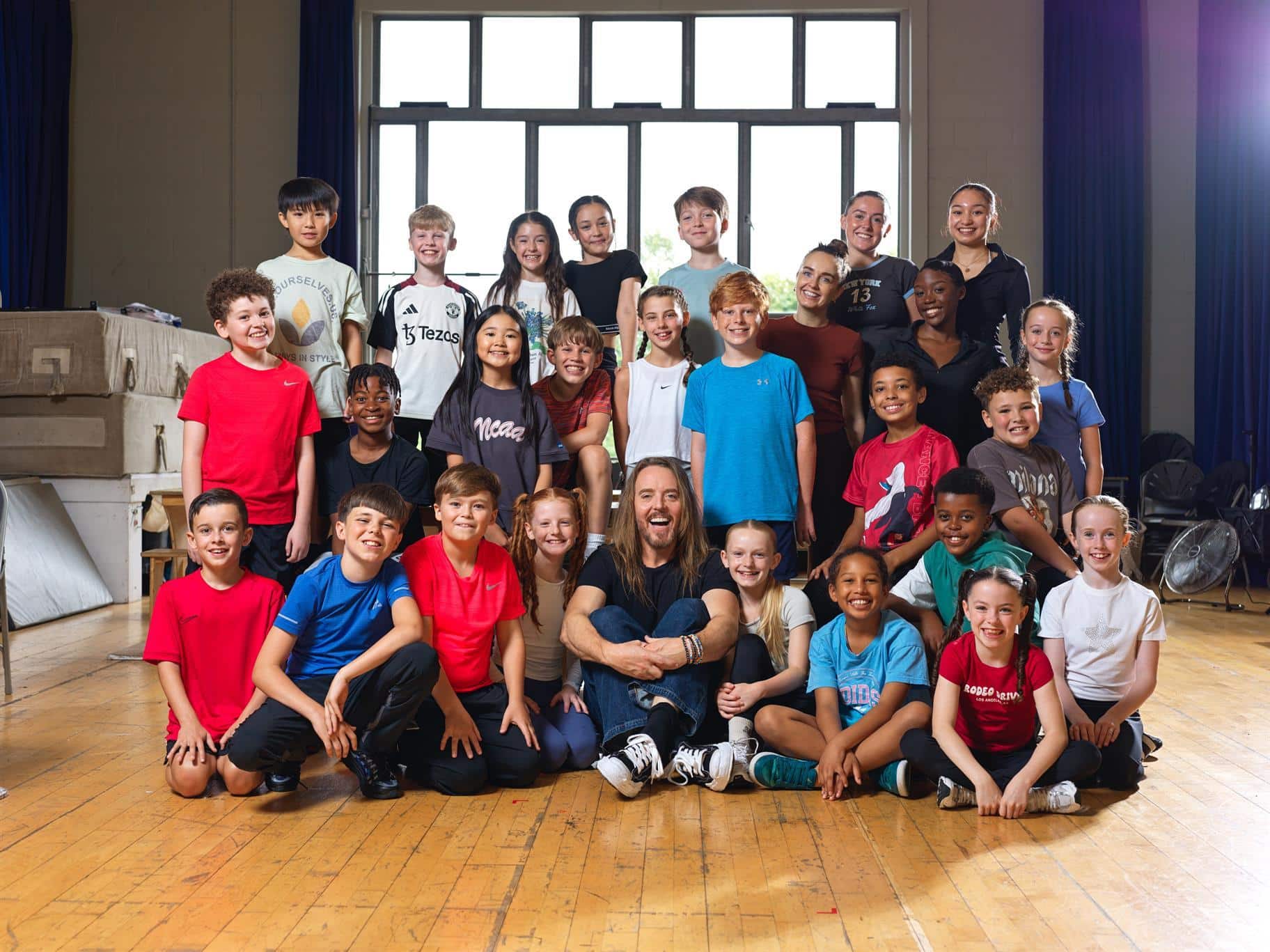 Tim Minchin with the young cast of the Matilda musical tour