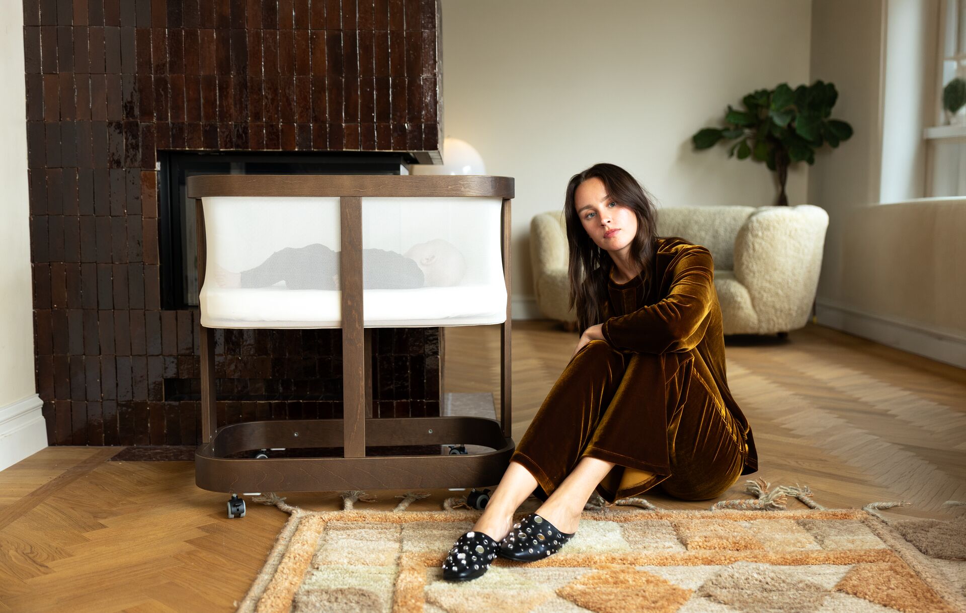 Berceau Najell coloris Espresso Brown avec un parent et un bébé