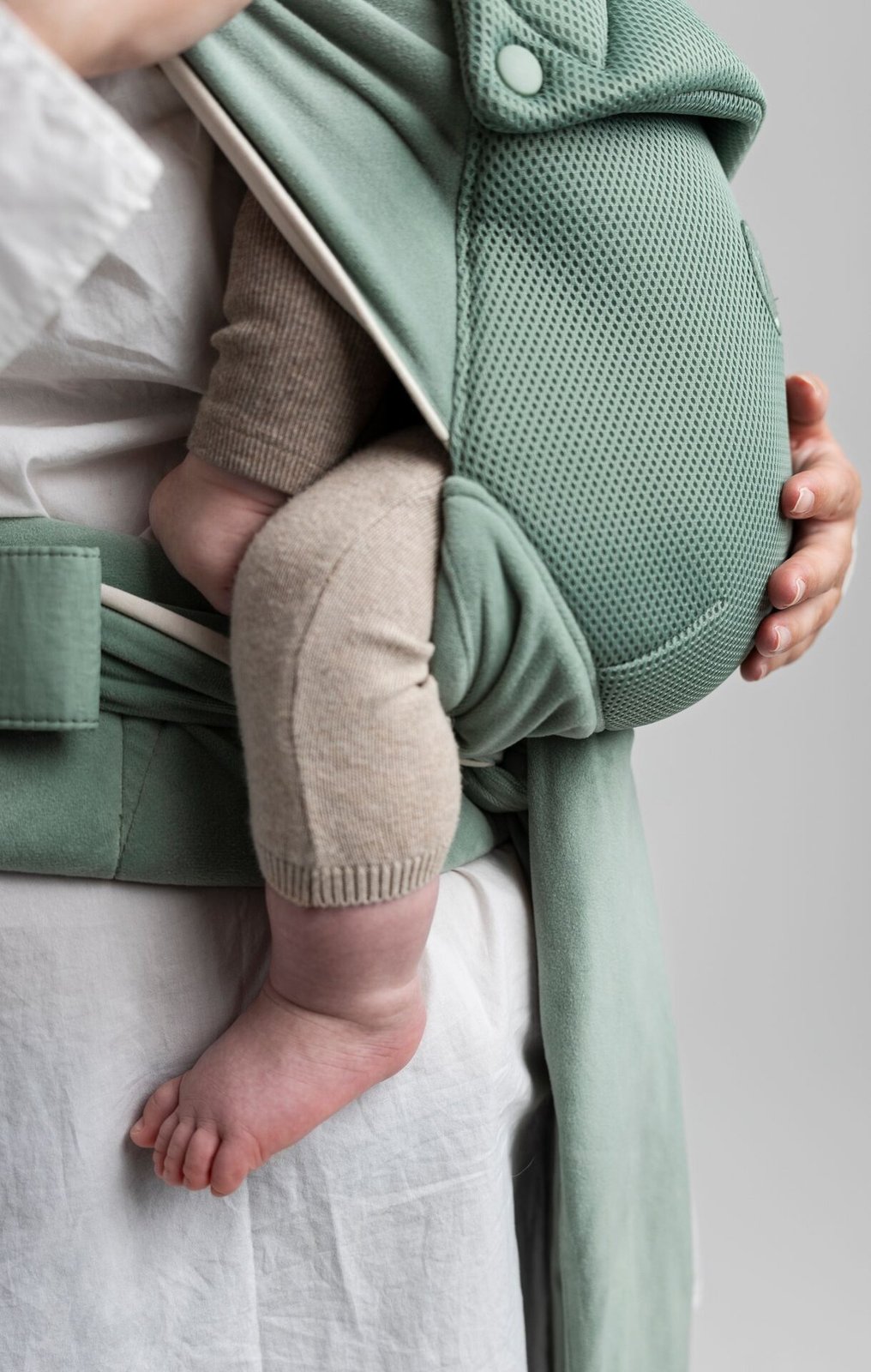 Le porte-bébé Mirage dans sa teinte vert basilic.