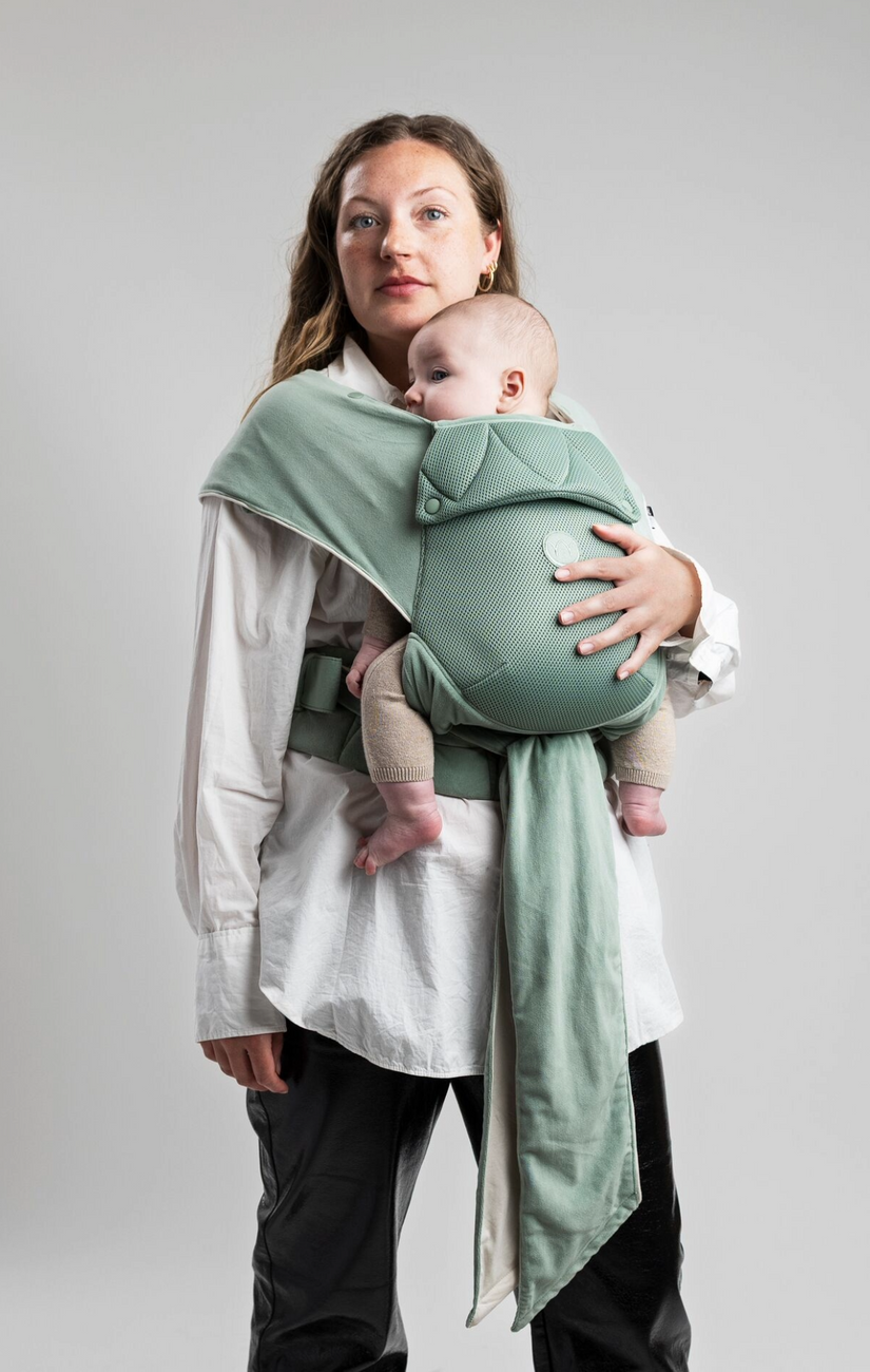 Porte-bébé Mirage vert présenté sur une personne