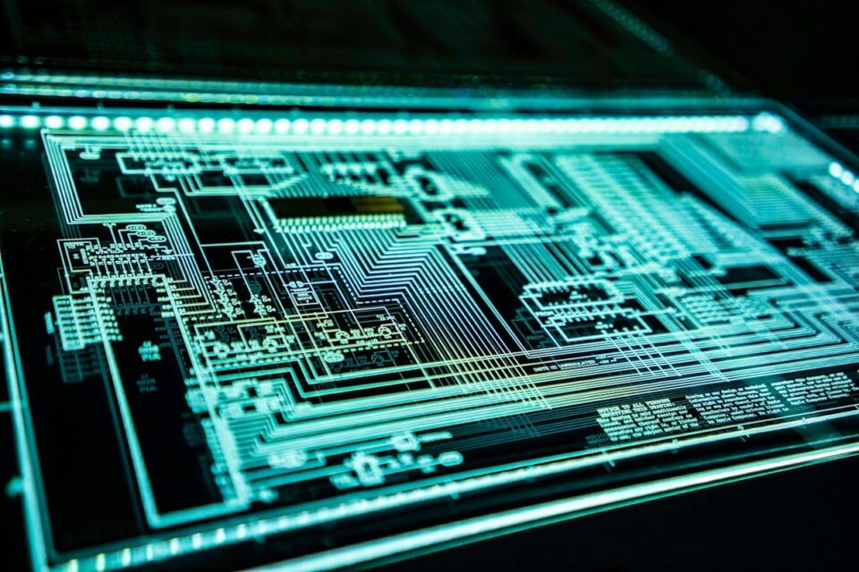 Świecący schemat płytki elektronicznej
