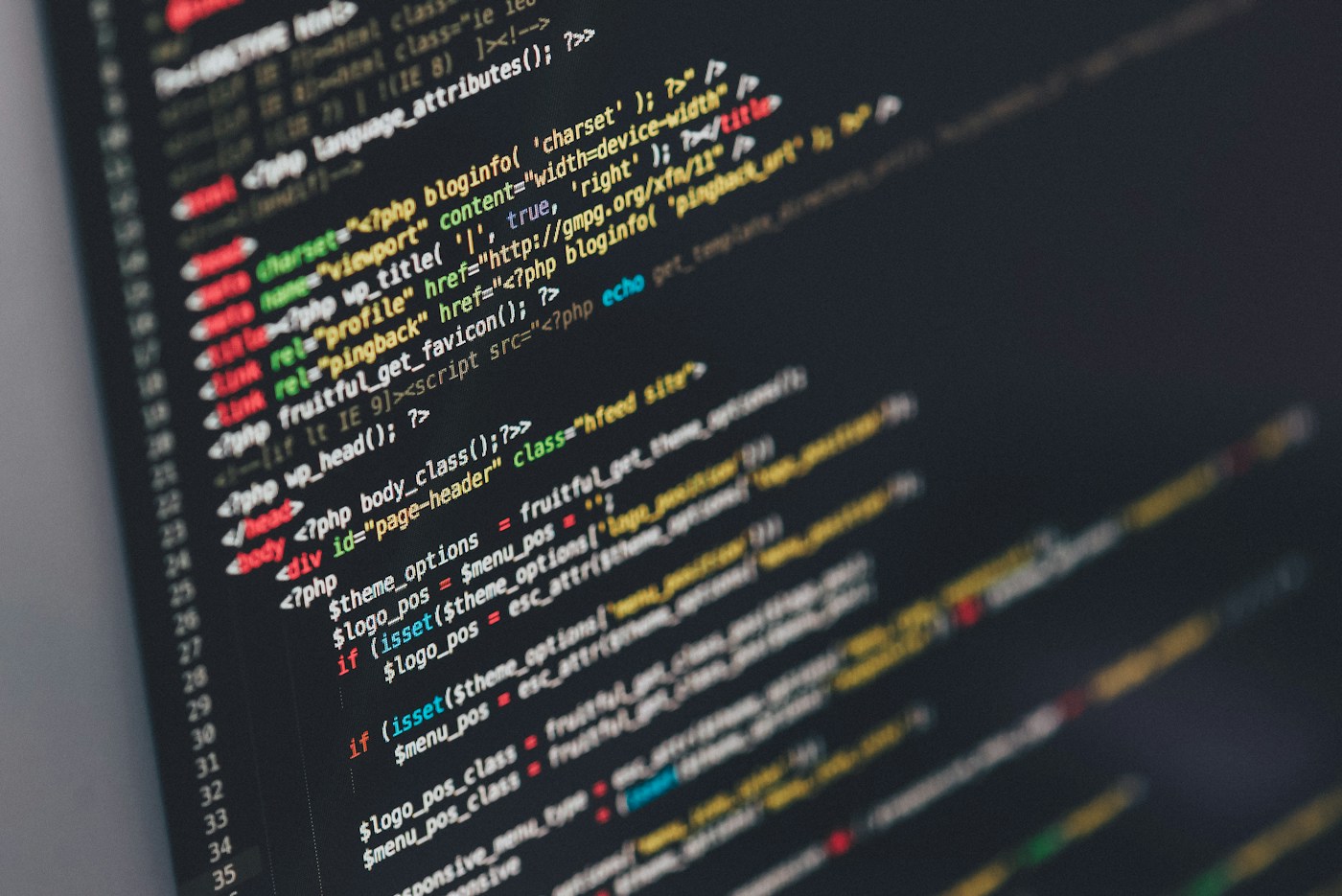 Kod strony internetowej na ekranie