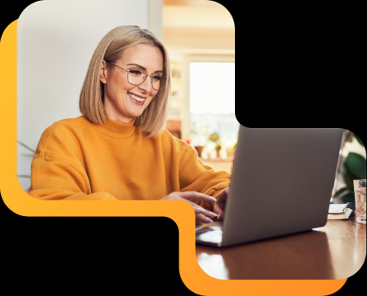 Kobieta korzystająca z laptopa
