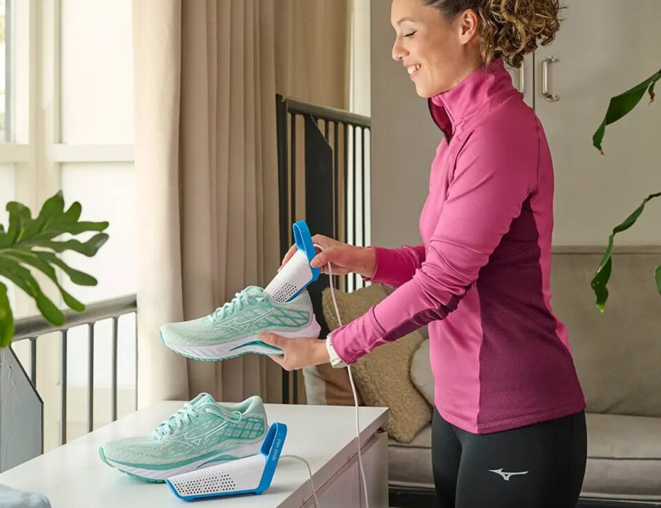 Vrouw gebruikt de compacte Shoefresh Opod Mini